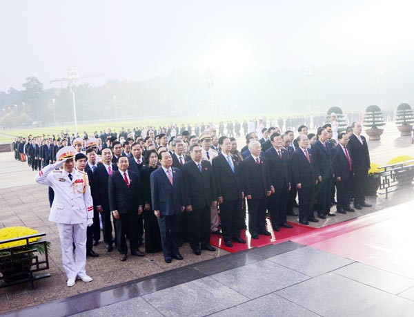 Leaders express their deep gratitude to the heroic martyrs at the memorial of the martyrs' cemetery. (Photo:La Anh)